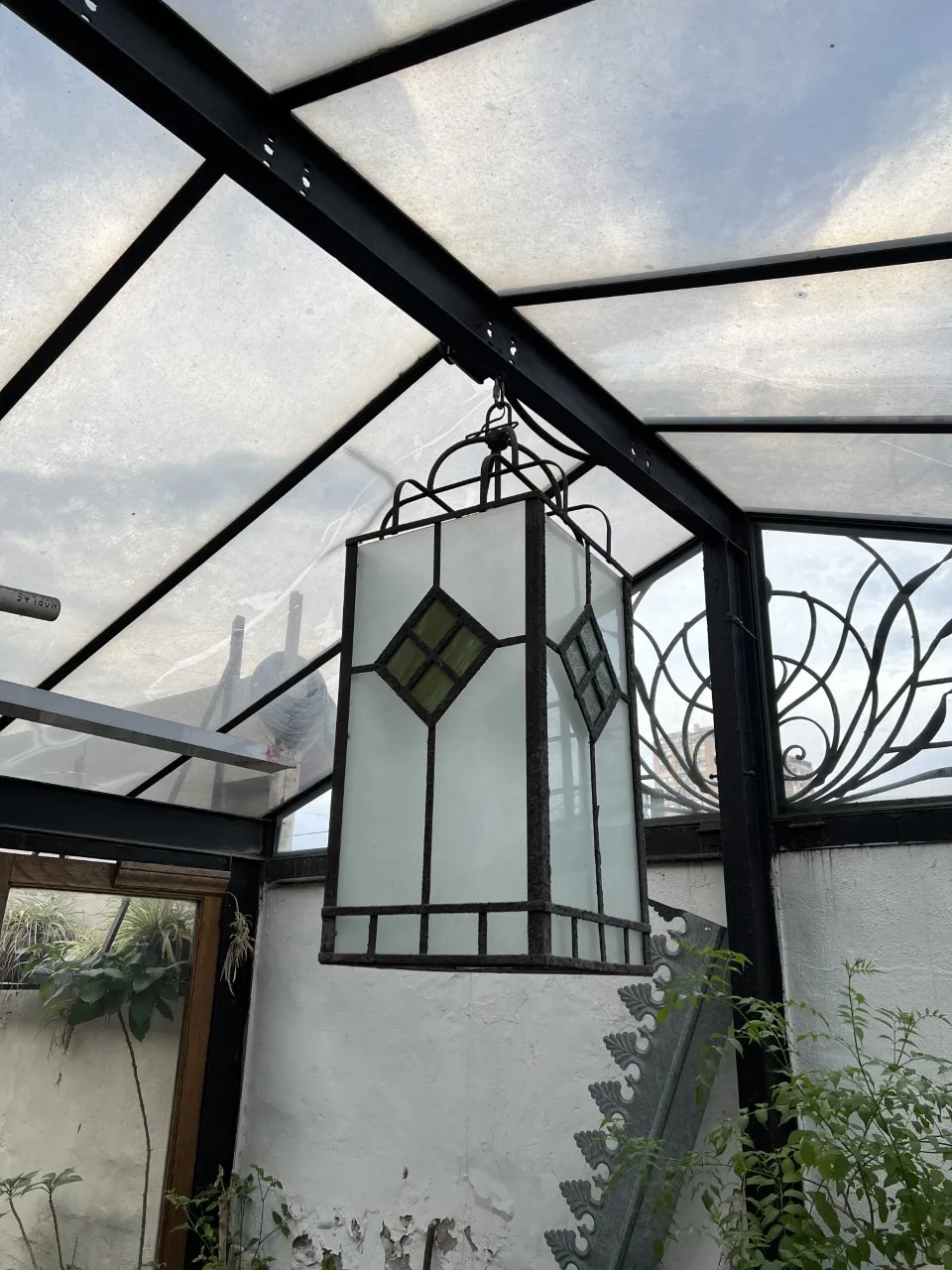 duas lanternas de vidro antigas penduradas em um ambiente iluminado