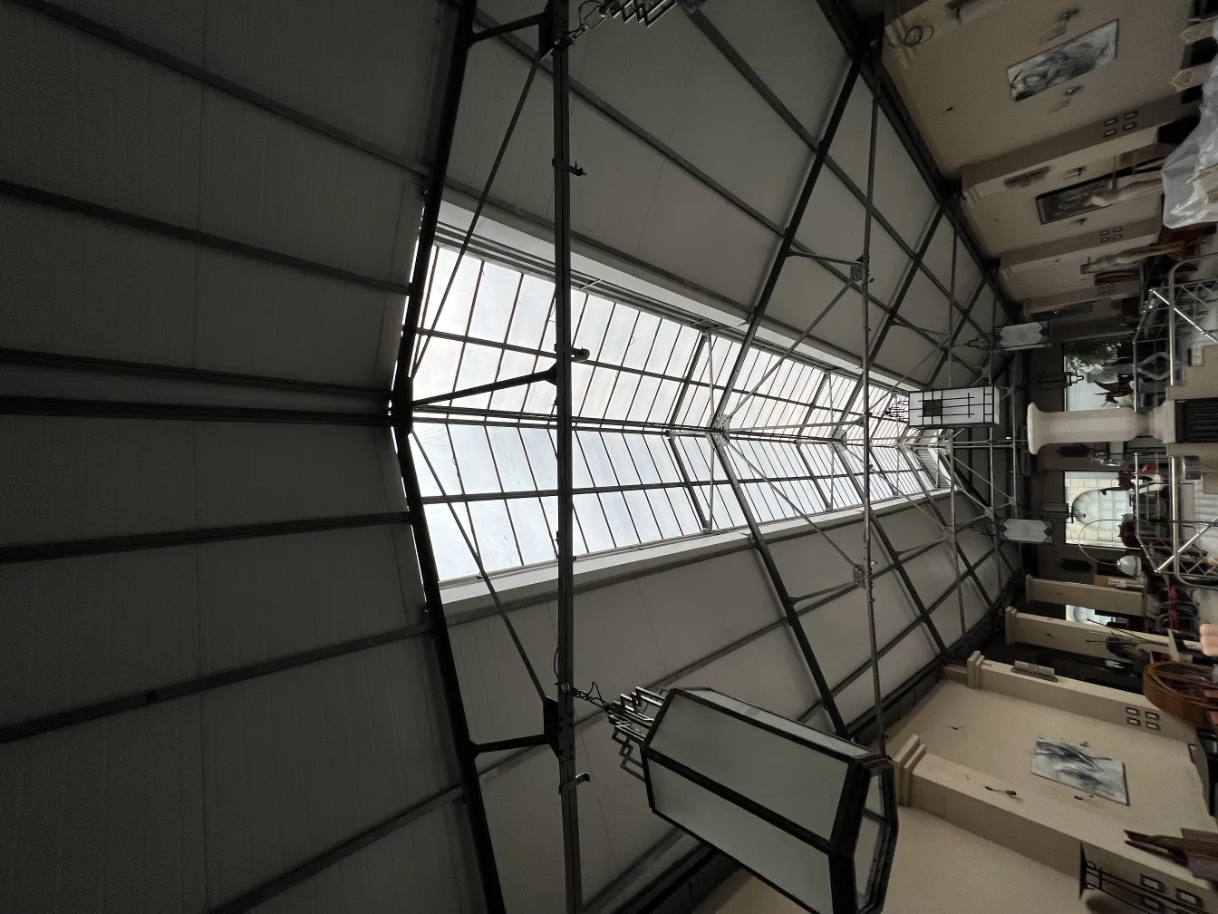 밝은 공간에 있는 2개의 오래된 천장 랜턴의 뷰