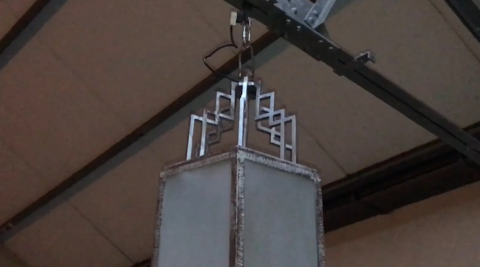 Dos faroles antiguos de techo, con diseño elegante y decorativo en tono metálico.