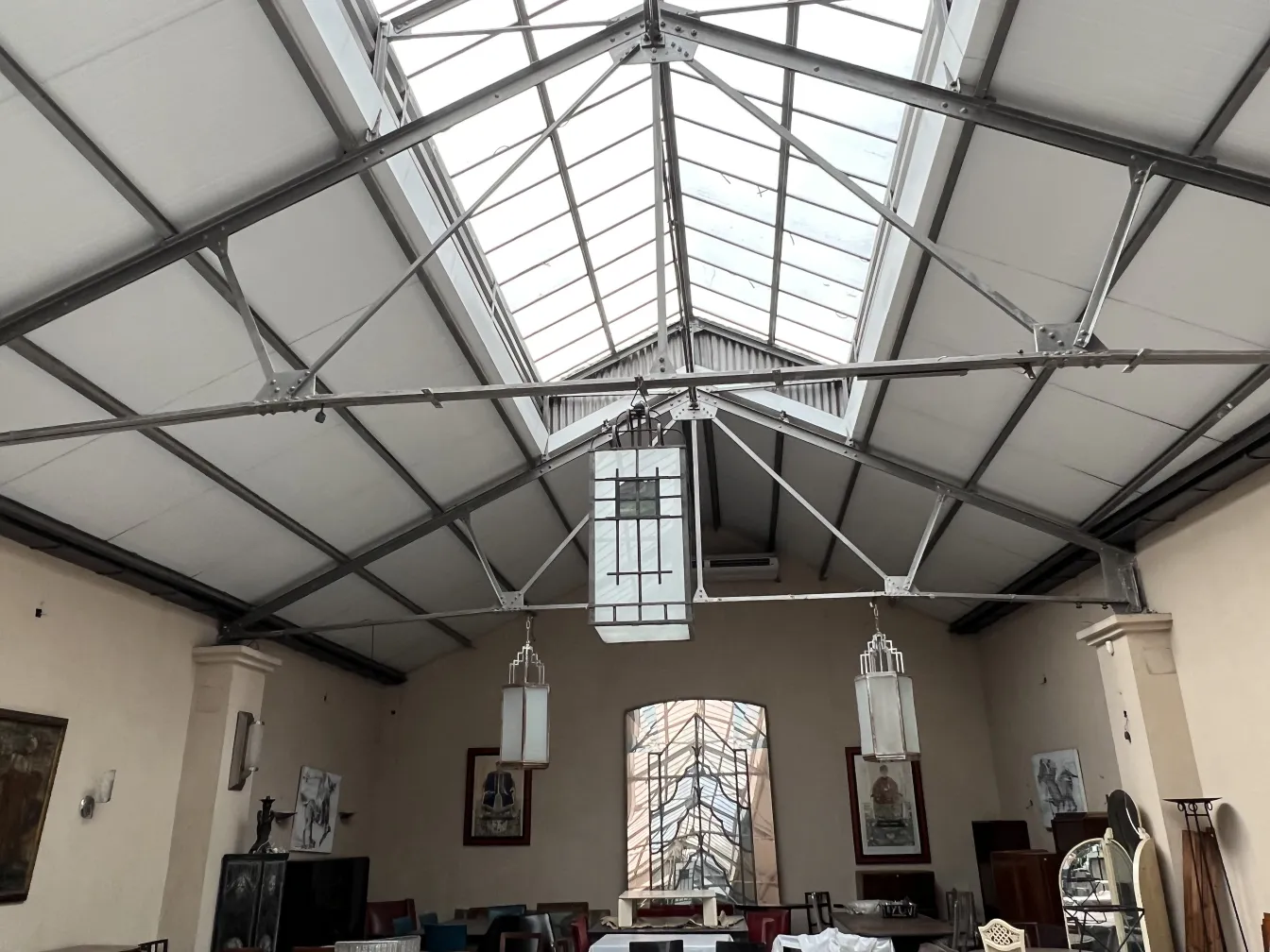 Ensemble de 2 lanternes anciennes suspendues dans un espace spacieux.