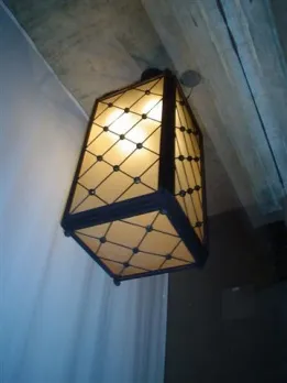 Lâmpada antiga pendurada, design retrô com luz morna