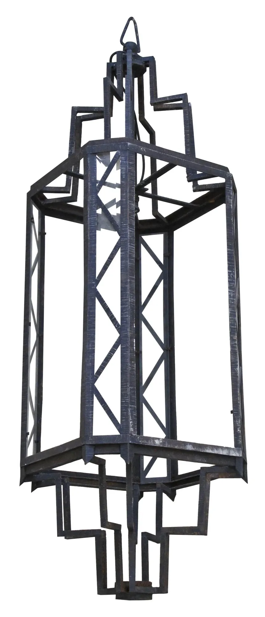 Deux lanternes anciennes avec un design géométrique élégant.