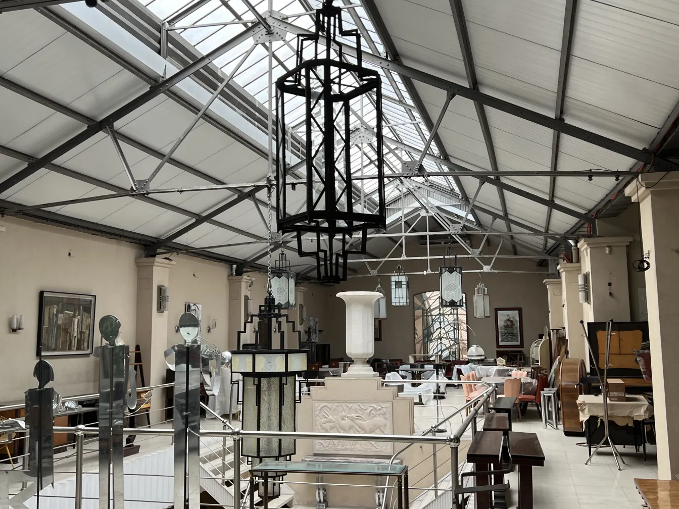 deux lanternes antiques dans un environnement décoratif