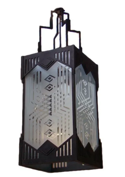 Duas farolas antigas com design decorativo em um ambiente clássico.