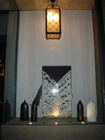 우아한 환경에 다른 장식 아이템과 함께 있는 고전적인 랜턴 2개.