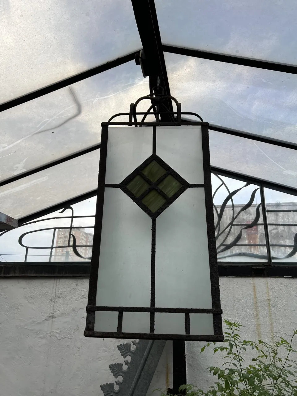 Dos faroles colgantes antiguos con diseño de vidrio esmerilado y verde.