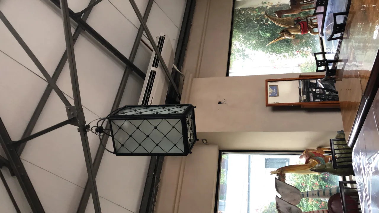 duas lanternas antigas penduradas em um ambiente iluminado