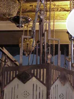 Duas farolas antigas para iluminação, decorativas e elegantes.