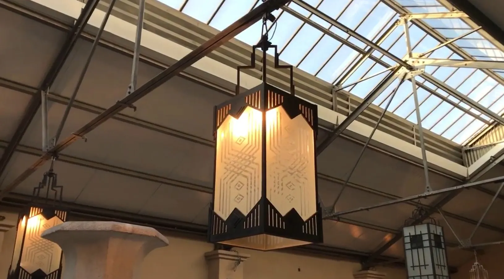 deux lanternes antiques suspendues au design élégant