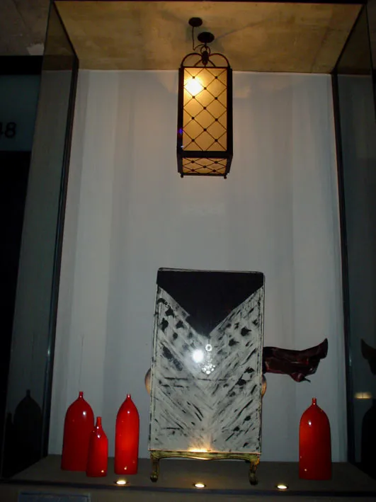 Dois antigos faróis de teto em um ambiente elegante.