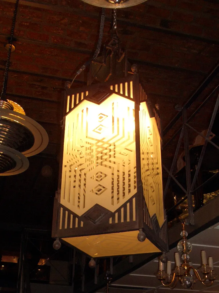 Zwei antike Lampen mit elegantem Design, beleuchtet, hängend.