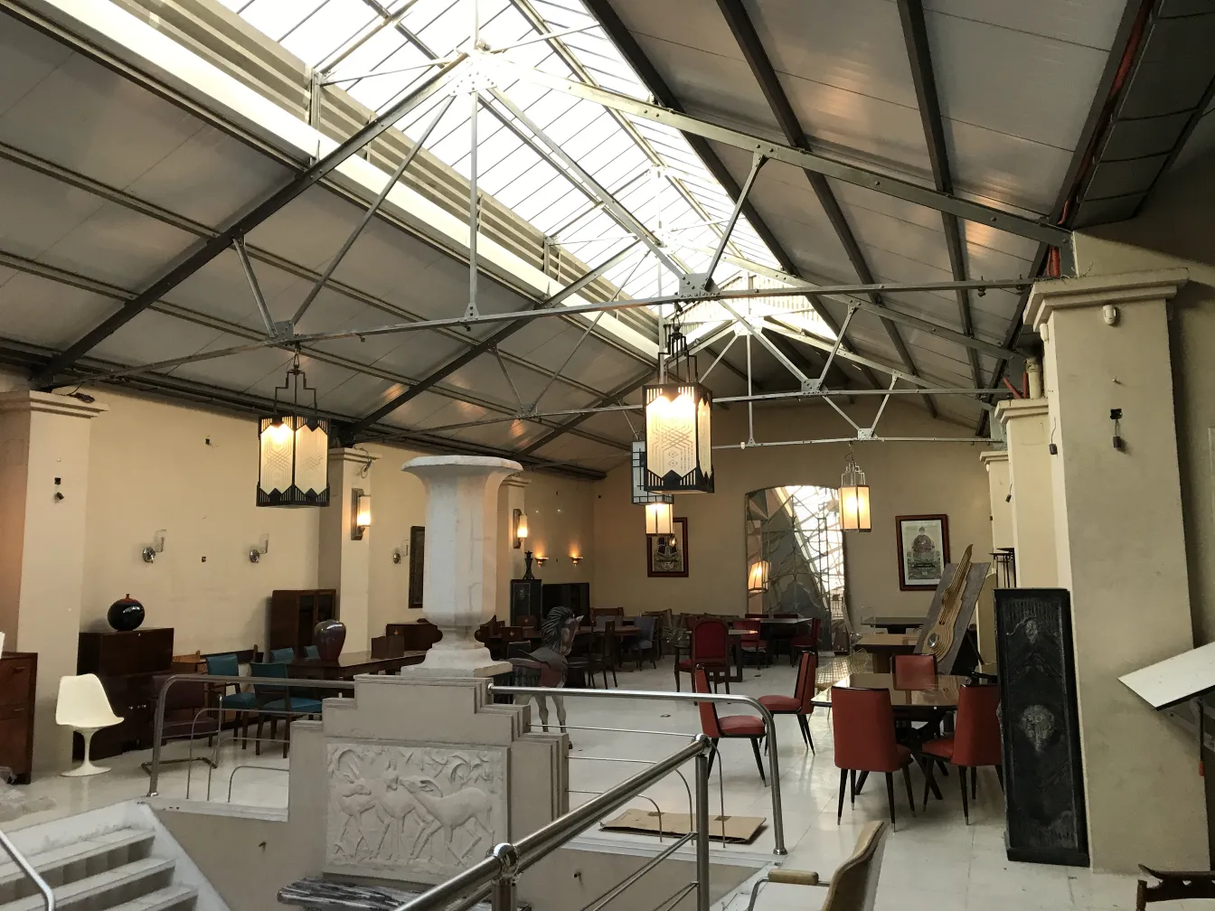 Due lanterne antiche a soffitto in un ambiente elegante, che illuminano lo spazio.