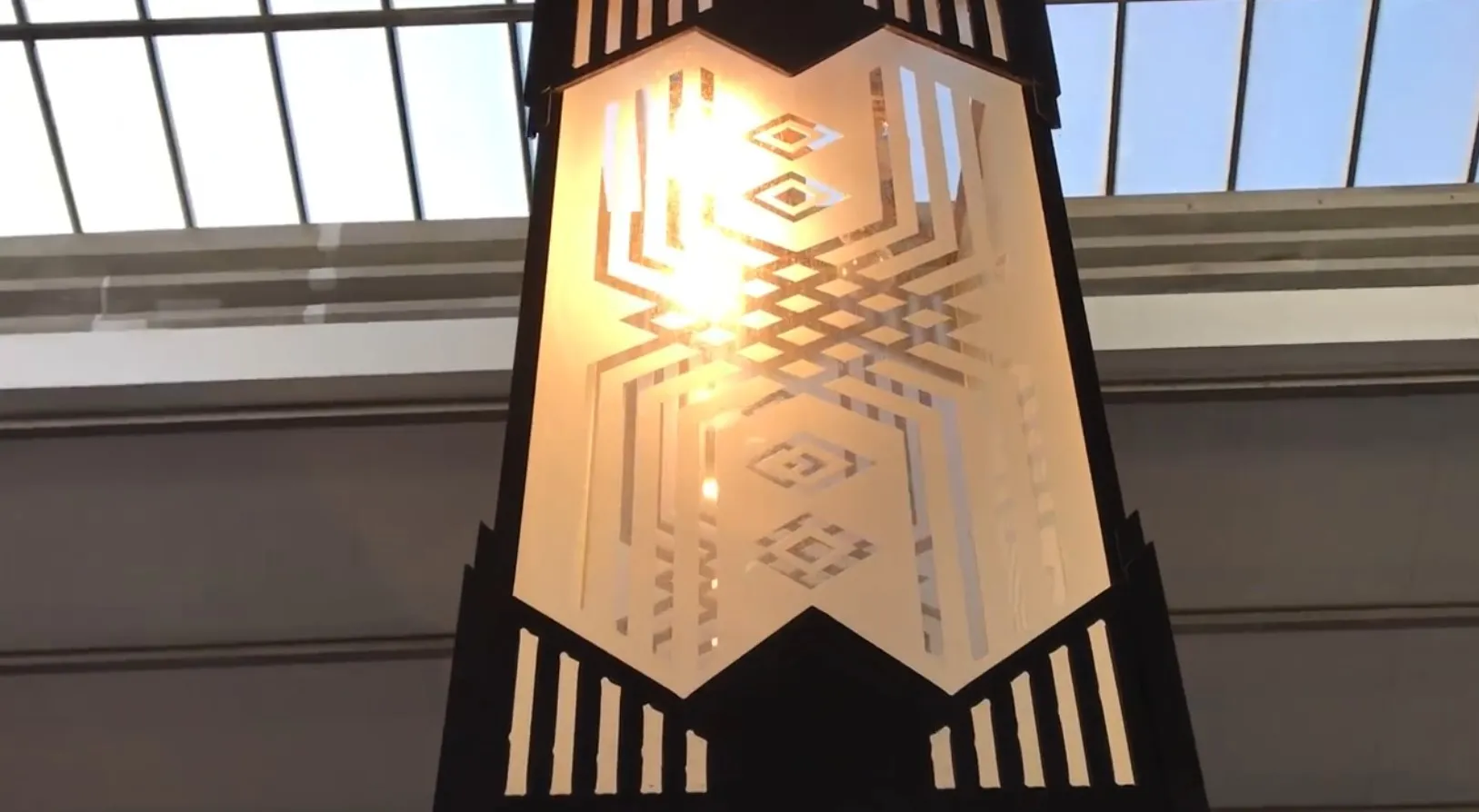 Faroles antiguos con diseño geométrico y luz cálida, en un ambiente moderno.