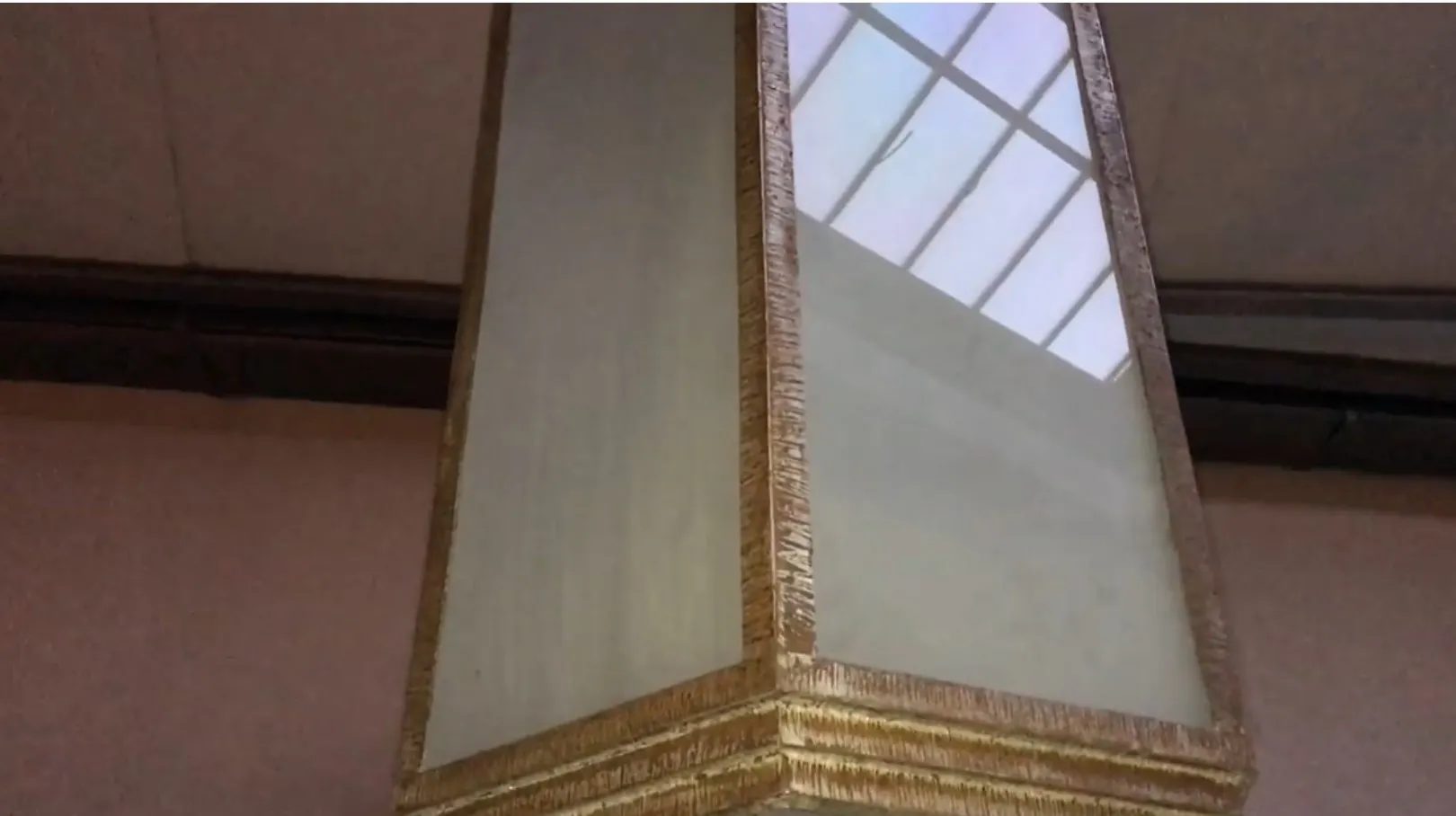 Due lanterne da soffitto decorative antiche, che riflettono la luce.