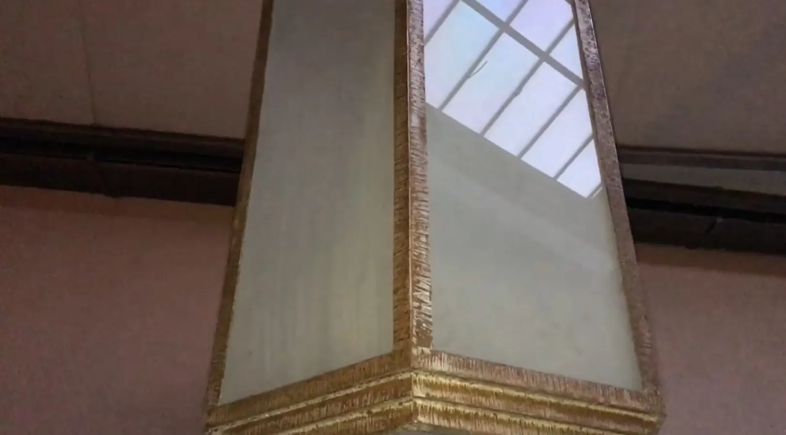 Due lanterne antiche con cornice dorata, ideali per interni eleganti.