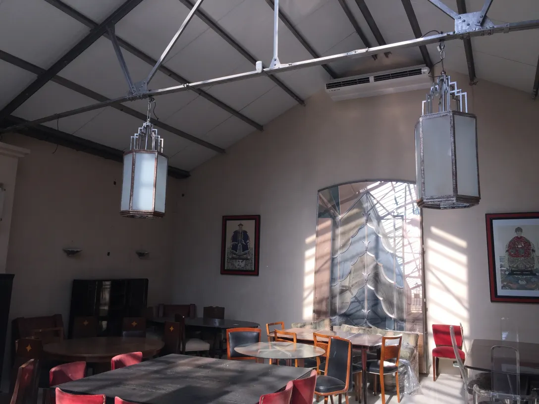 Deux lanternes antiques illuminent un espace intérieur lumineux.