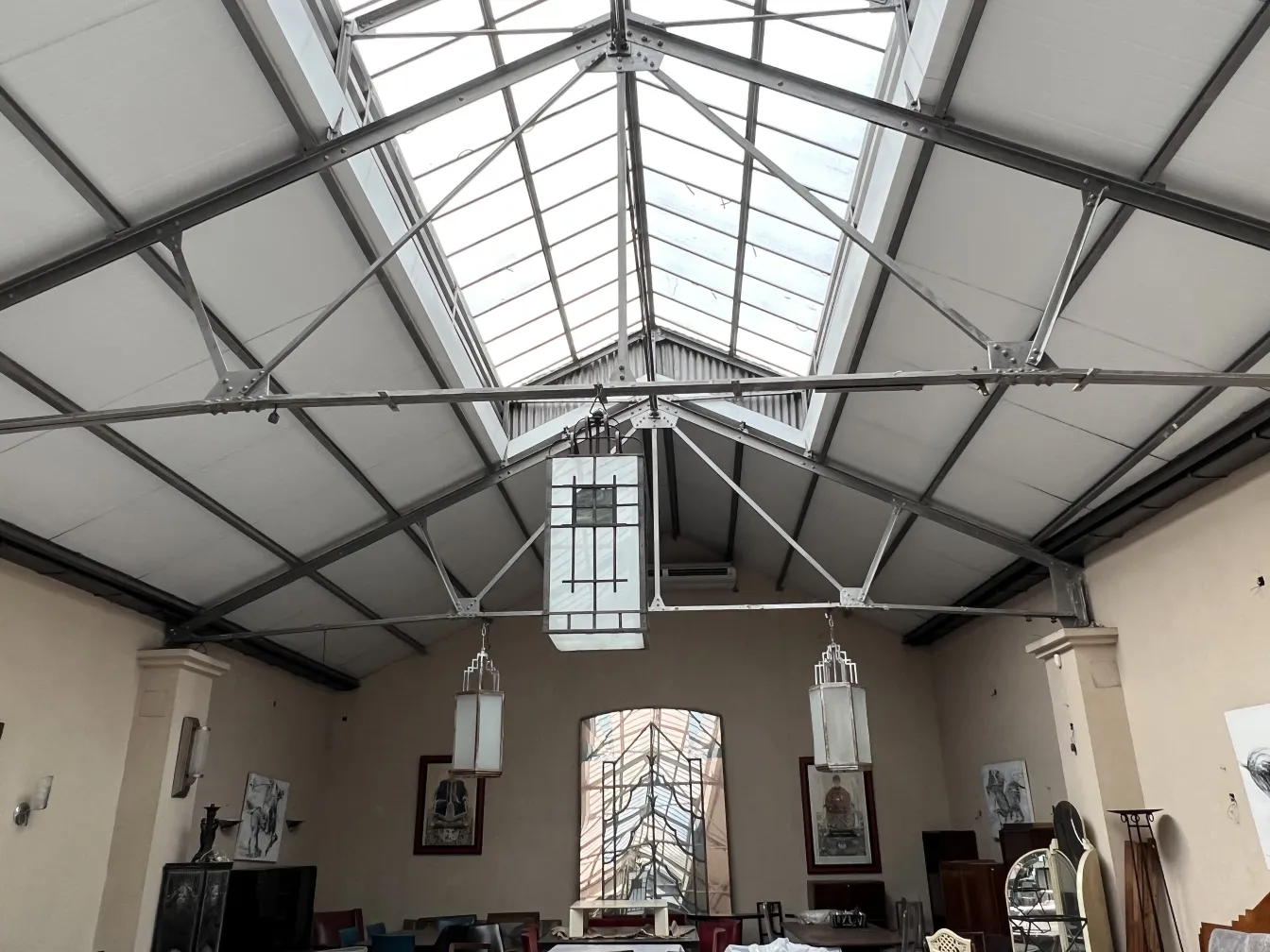 Deux lanternes anciennes suspendues dans un cadre de design intérieur.