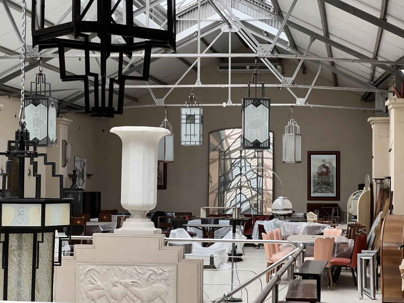 Deux lanternes antiques suspendues dans un cadre élégant