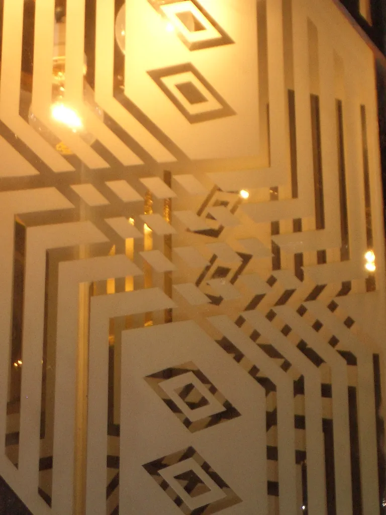 Due lanterne antiche con design geometrico, splendidamente illuminate.