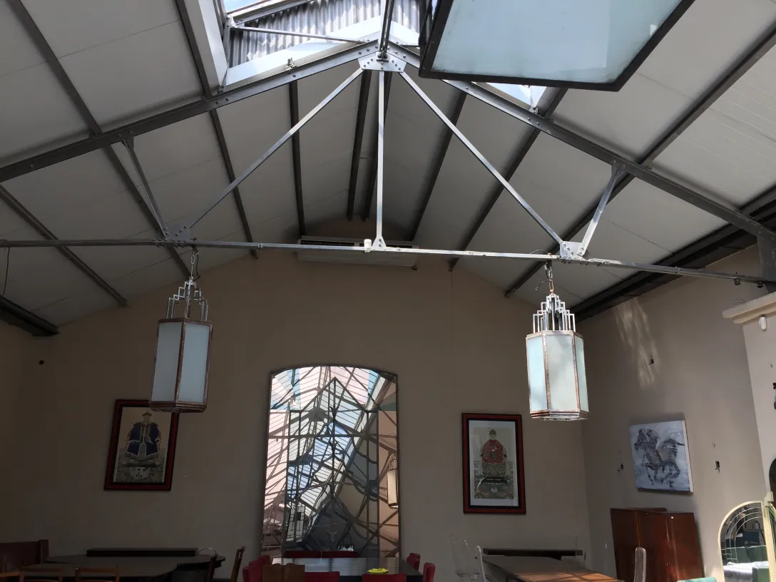 Duas farolas antigas penduradas em um ambiente elegante.