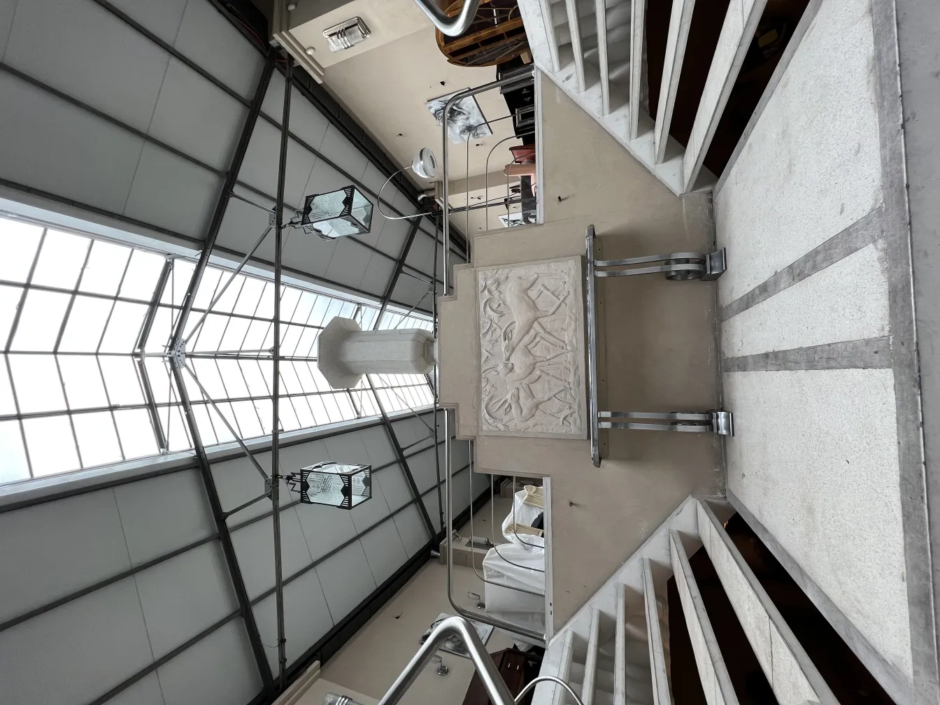 2つのアンティークランタンのセット、モダンな環境でエレガントで装飾的。