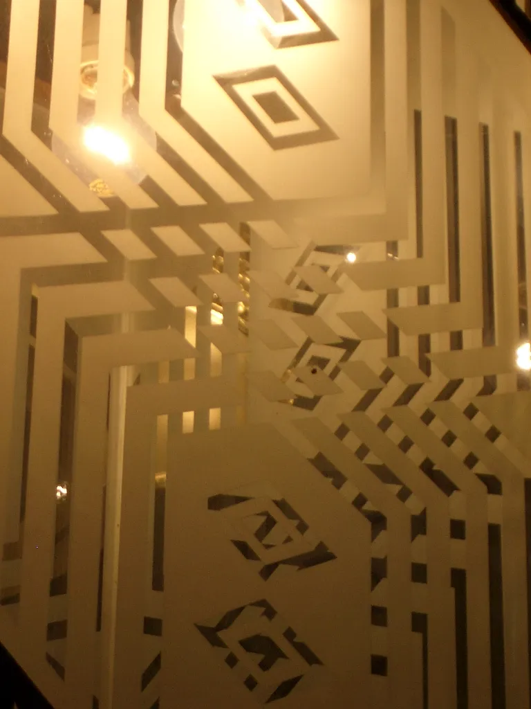 Dos faroles antiguos iluminando un espacio moderno