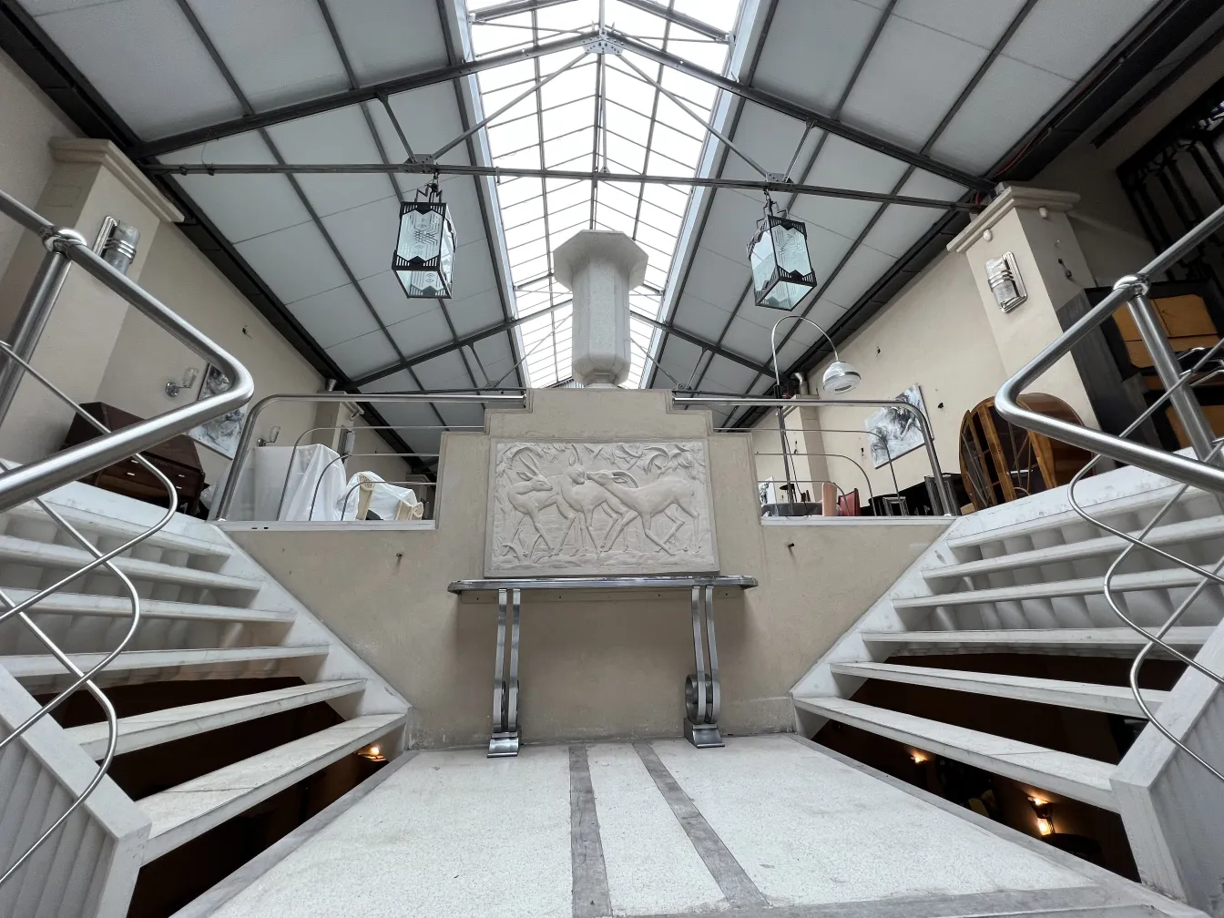 Antiguos faroles de techo en un ambiente elegante con escaleras.