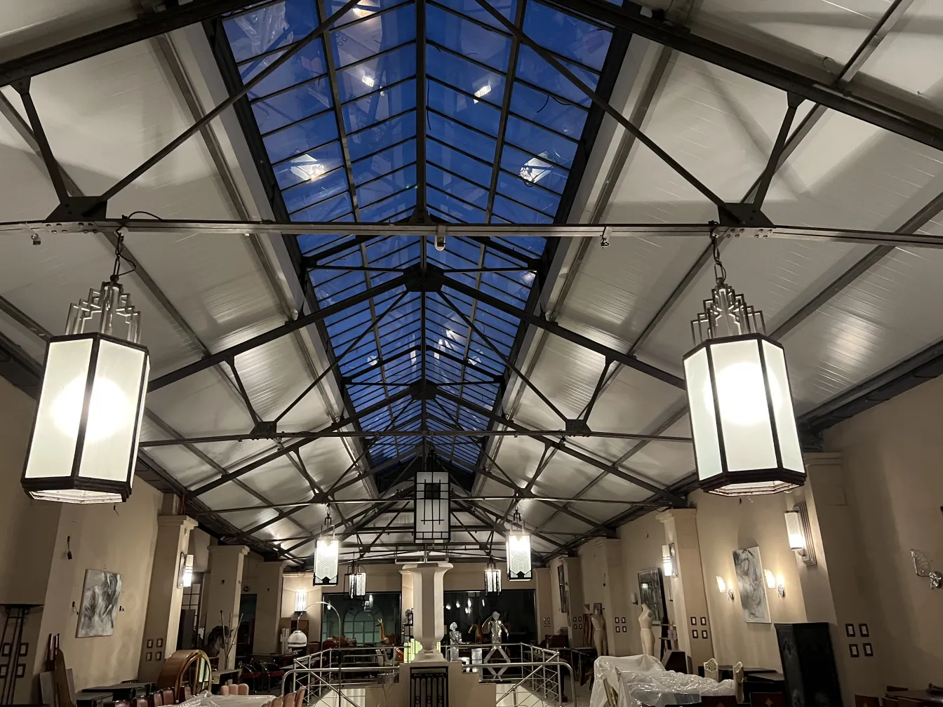 Вид двух старинных висящих фонарей в элегантной обстановке