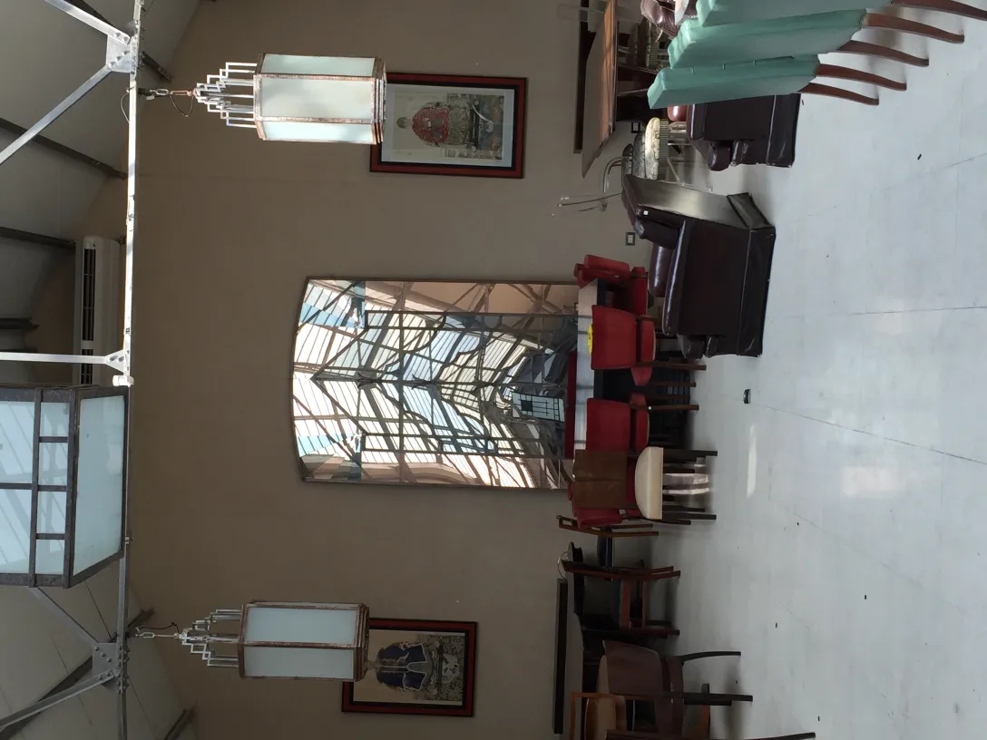 실내 장면에서 2개의 고대 랜턴과 우아한 장식이 있는 장면.