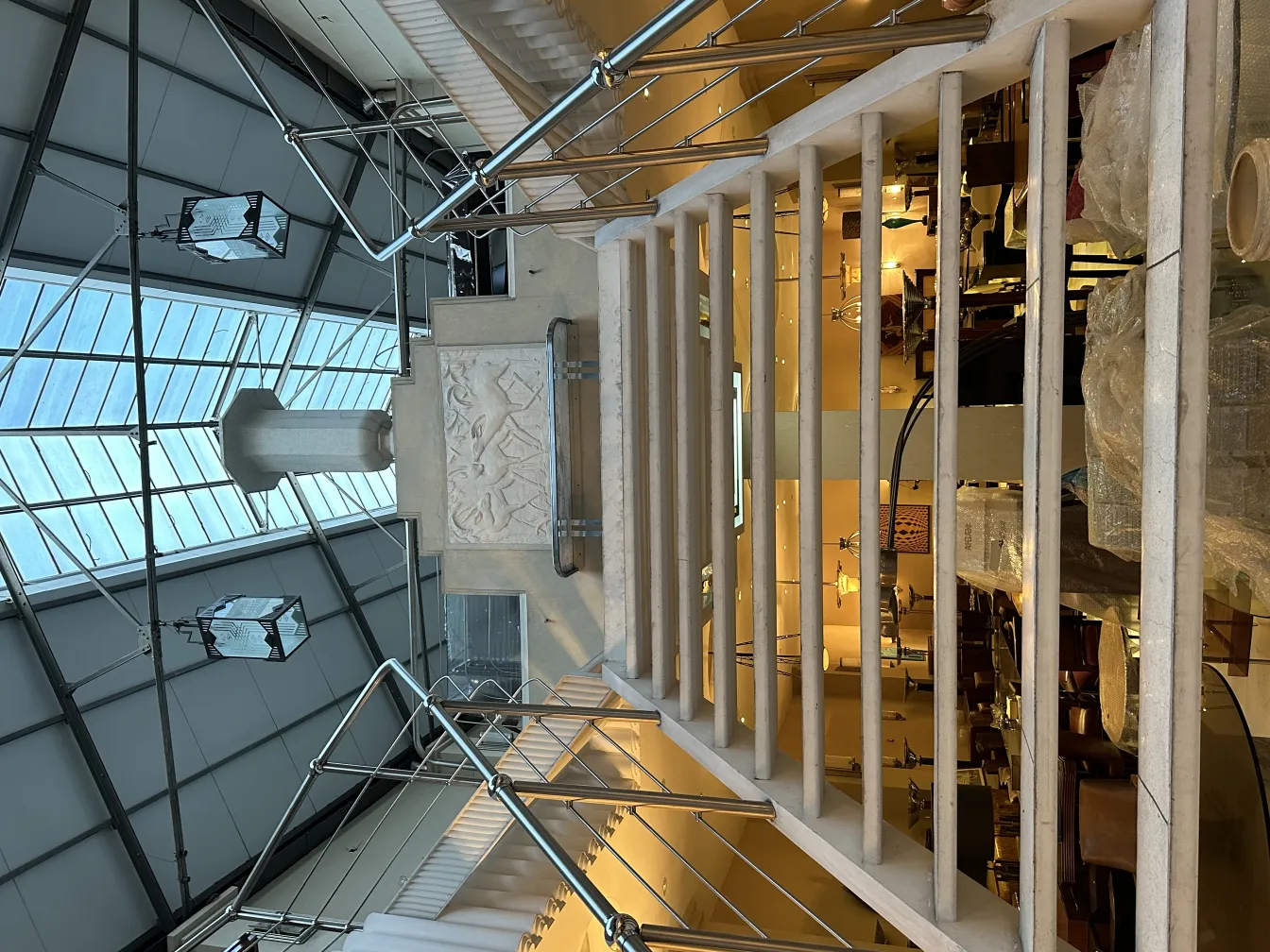 Dos faroles antiguos decorativos colgando del techo.