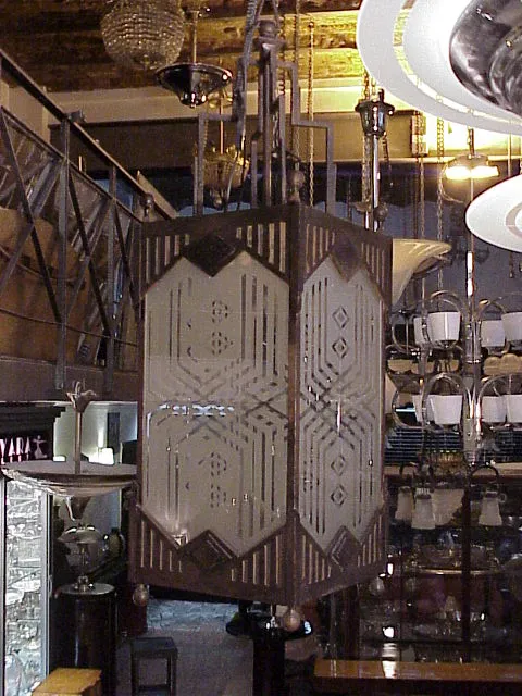 duas lanternas antigas penduradas com designs intrincados na loja