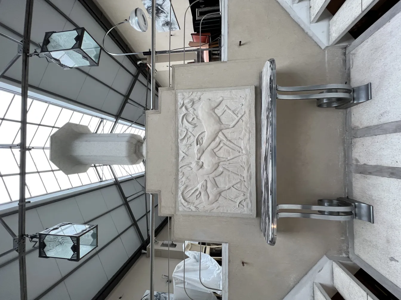 deux lanternes anciennes suspendues dans un espace lumineux et moderne