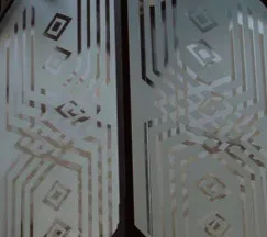 duas farolas antigas com detalhes decorativos de vidro