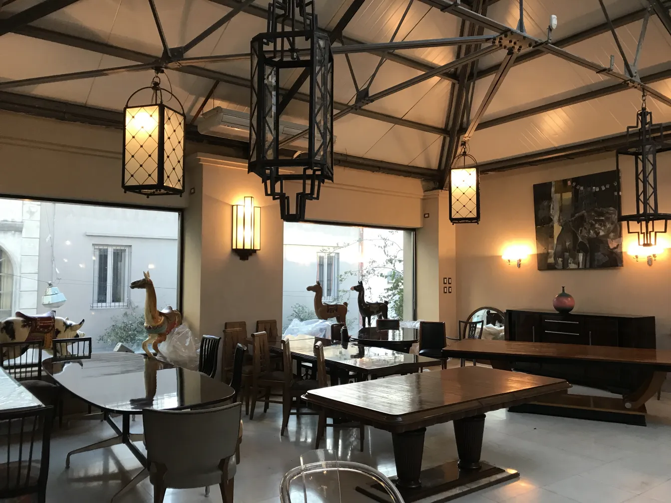 우아한 환경에서 가구와 함께 걸려 있는 고전적인 랜턴 2개.