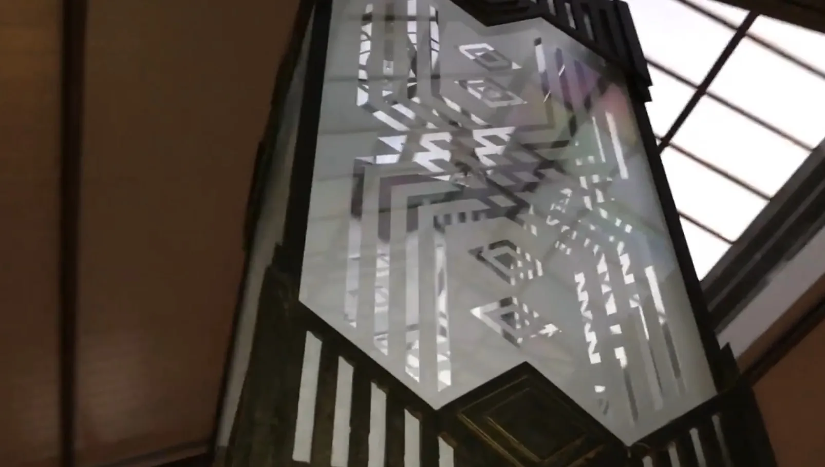 zwei antike lampen mit auffälligem design in einer gemütlichen umgebung, sichtbare details heben ihren stil hervor