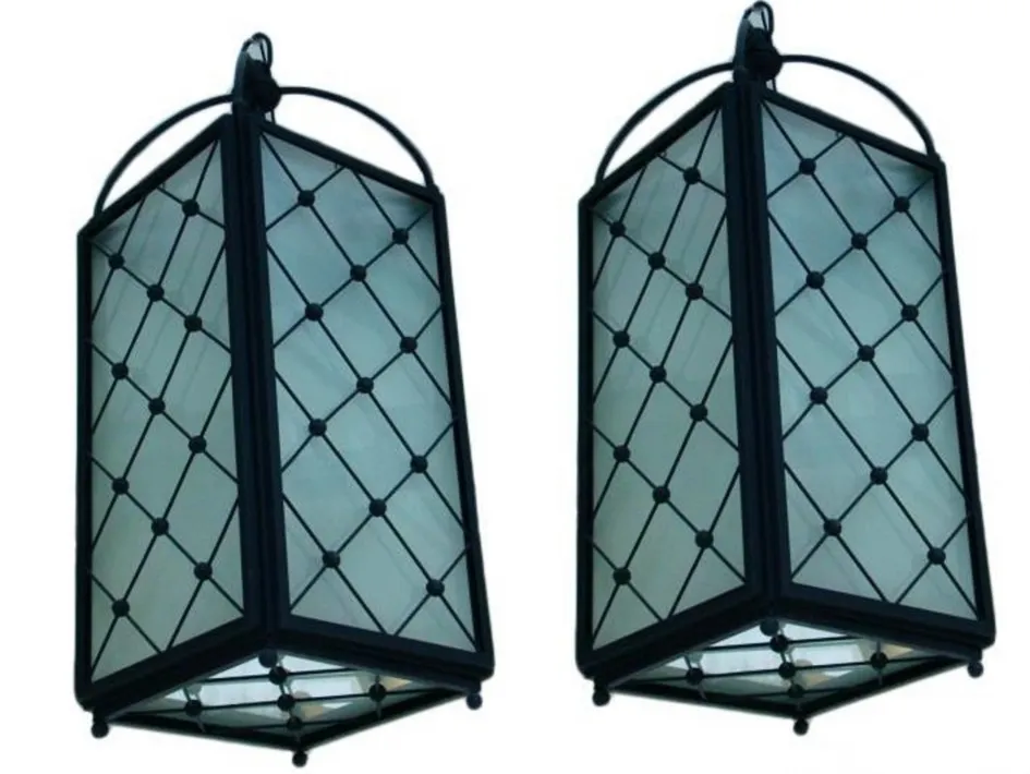 dos faroles antiguos de diseño elegante y ventanas de cristal