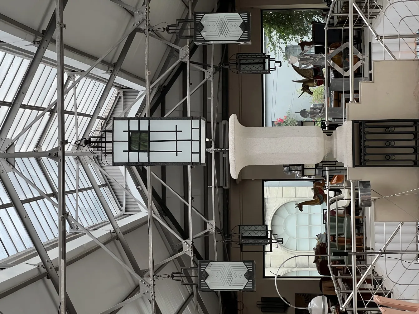 2つのアンティークランタンが現代の環境を照らしています