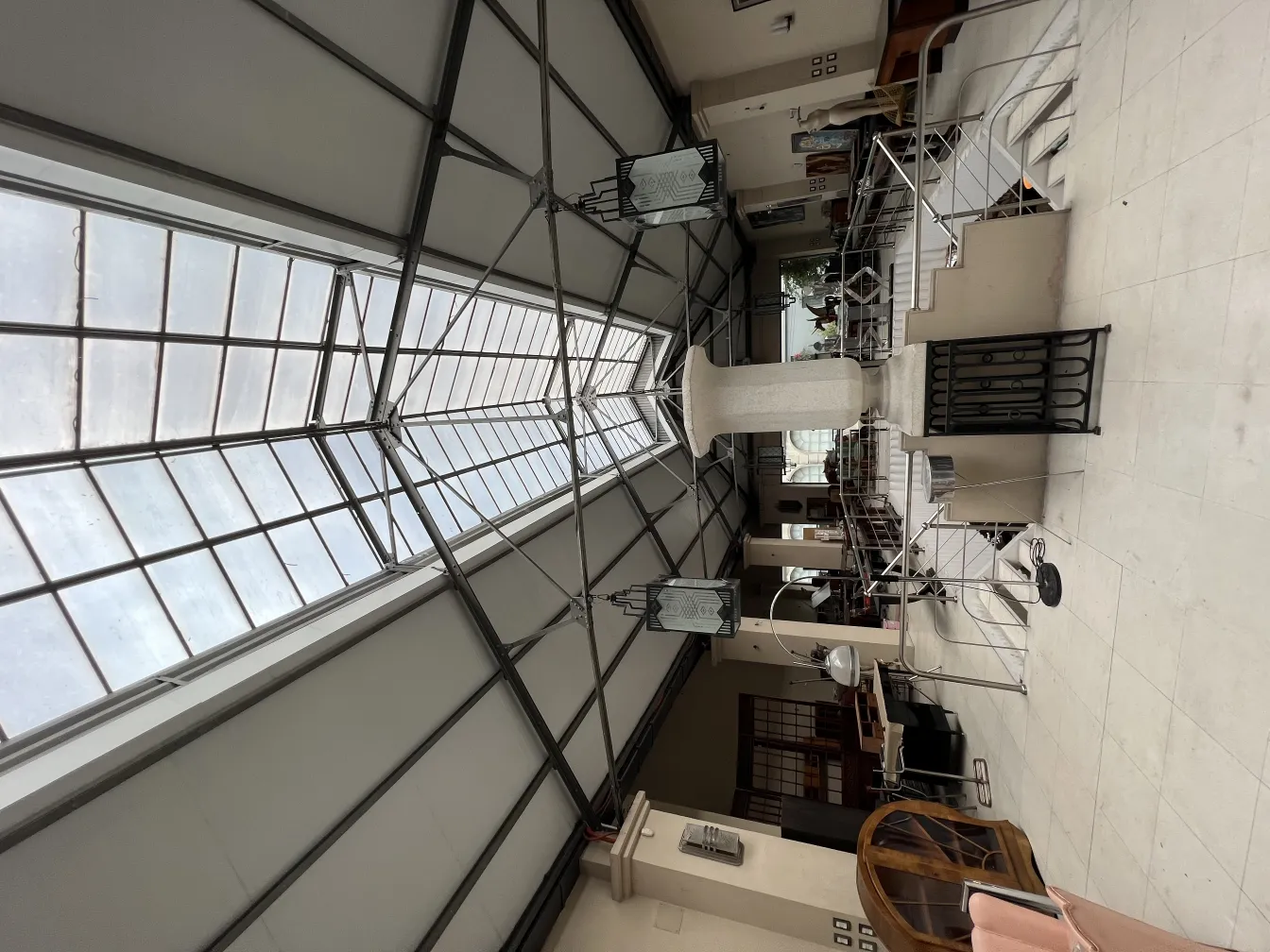 duas farolas antigas penduradas em um espaço interno elegante