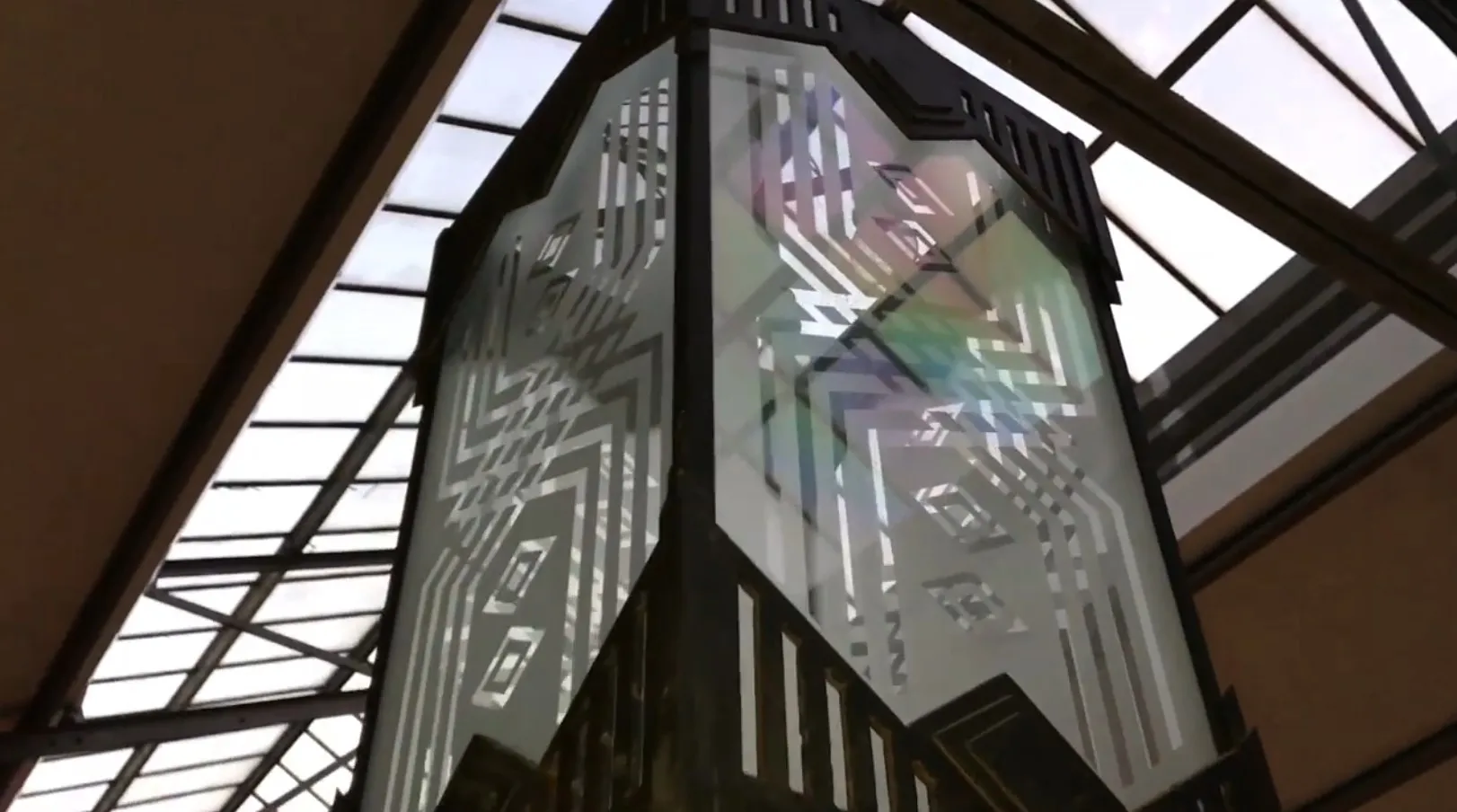 dos faroles antiguos con un diseño elegante en un ambiente de luz suave