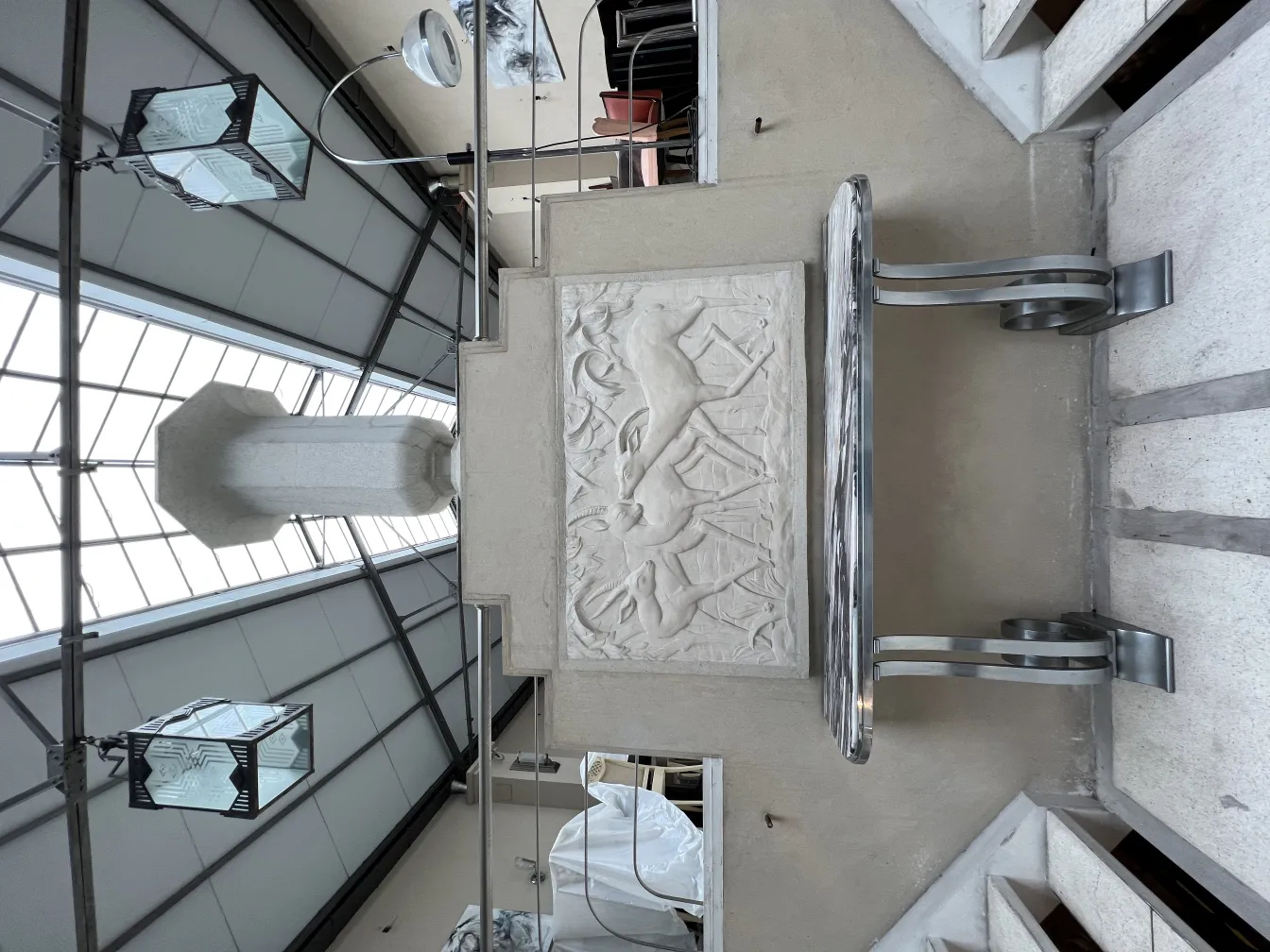 鉄製のユニークなデザインの古いランタン2つ、現代的な環境の中に