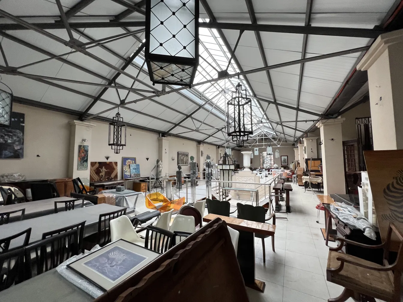 Due lanterne decorative antiche in un ambiente di antiquariato.