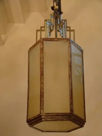 Dos faroles antiguos de forma octagonal con diseño detallado, colgando del techo.