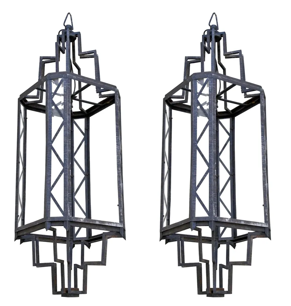 Duo de lanternes anciennes avec un design décoratif unique.