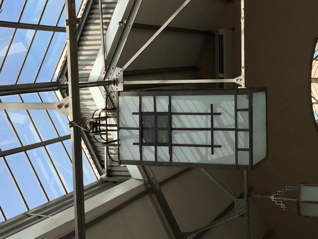Deux lanternes de plafond anciennes au design élégant installées dans un environnement moderne.