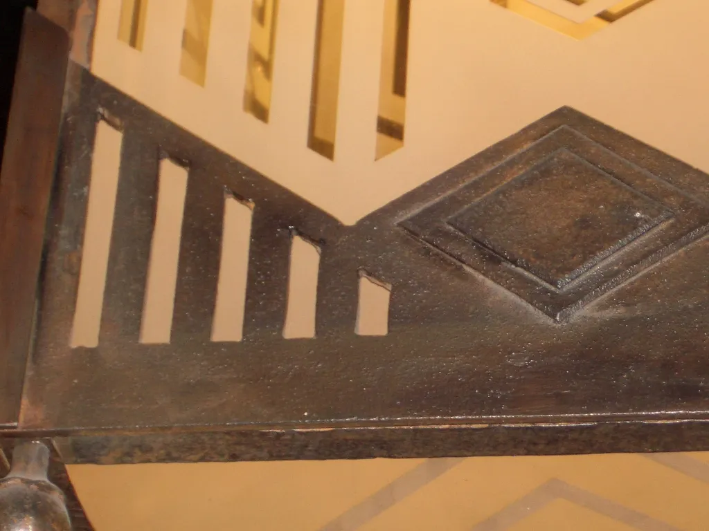 Due lanterne antiche in ferro con design geometrico, decorative.