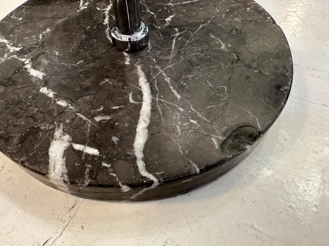 Champañera antigua con base de mármol negro, elegante para decoración