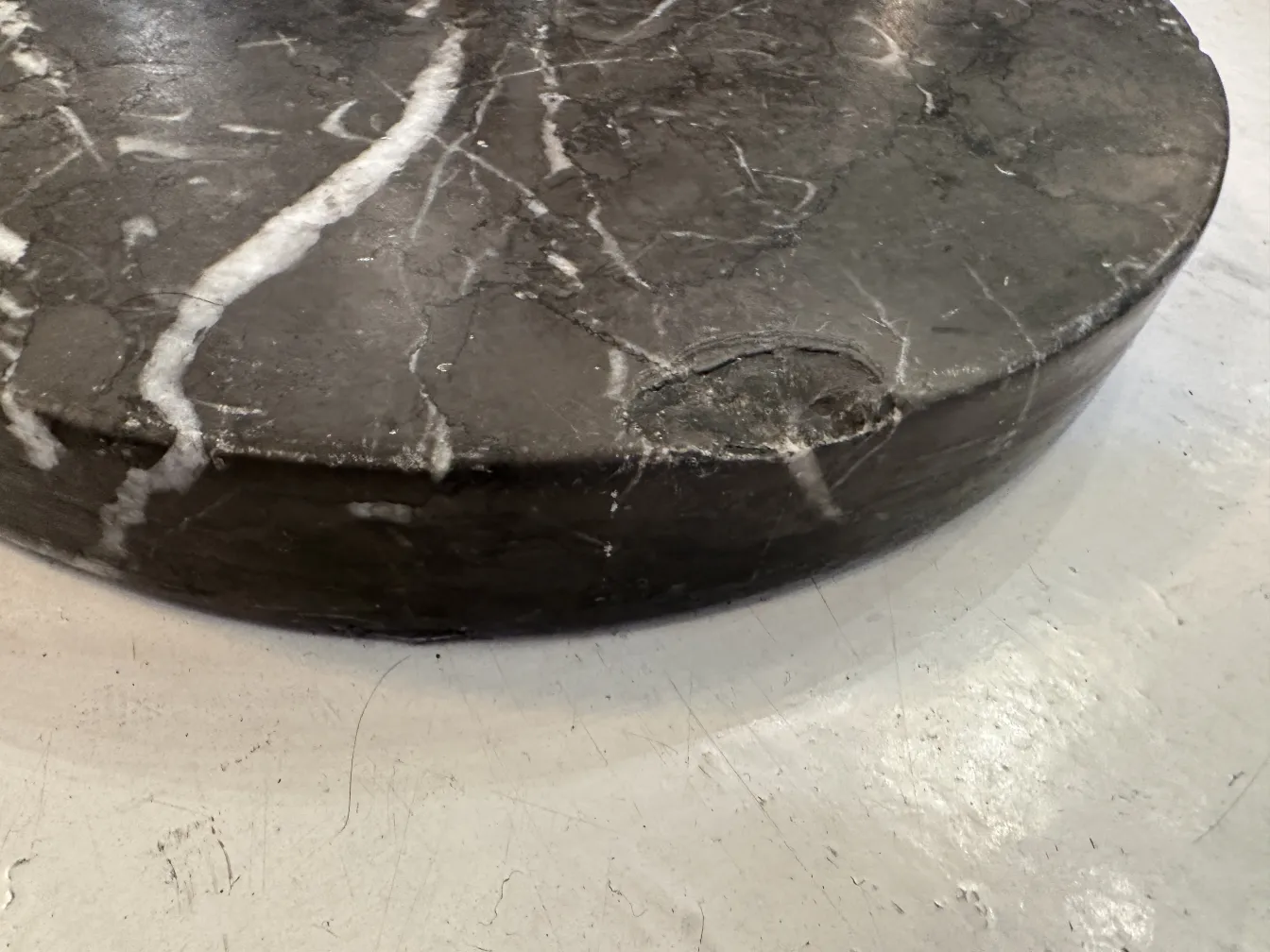 Antigua champañera de diseño elegante con mármol oscuro.