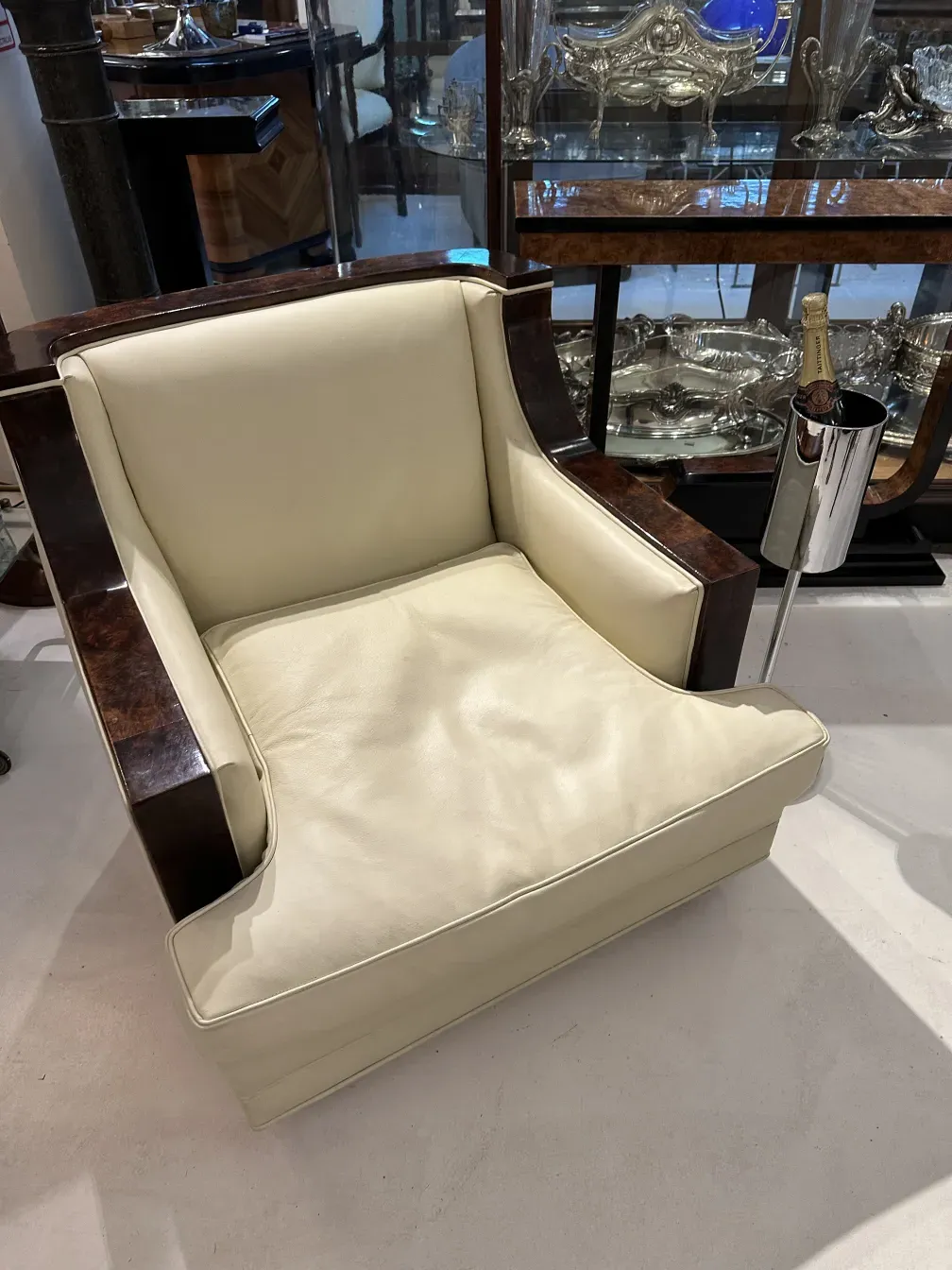 Antigo seau à champagne decorativo em um ambiente elegante