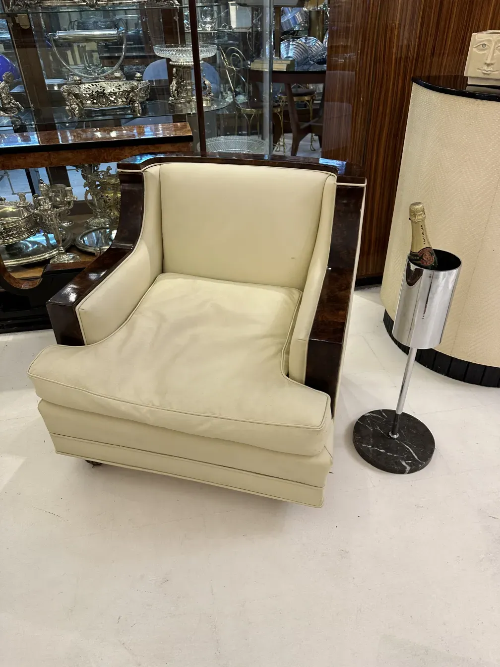 Refroidisseur à champagne ancien avec décoration élégante.