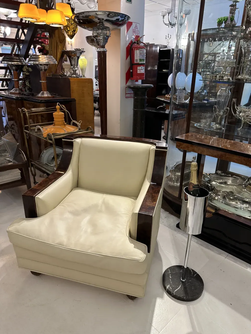 Secchiello per champagne antico in un'atmosfera di antiquariato, elegante.